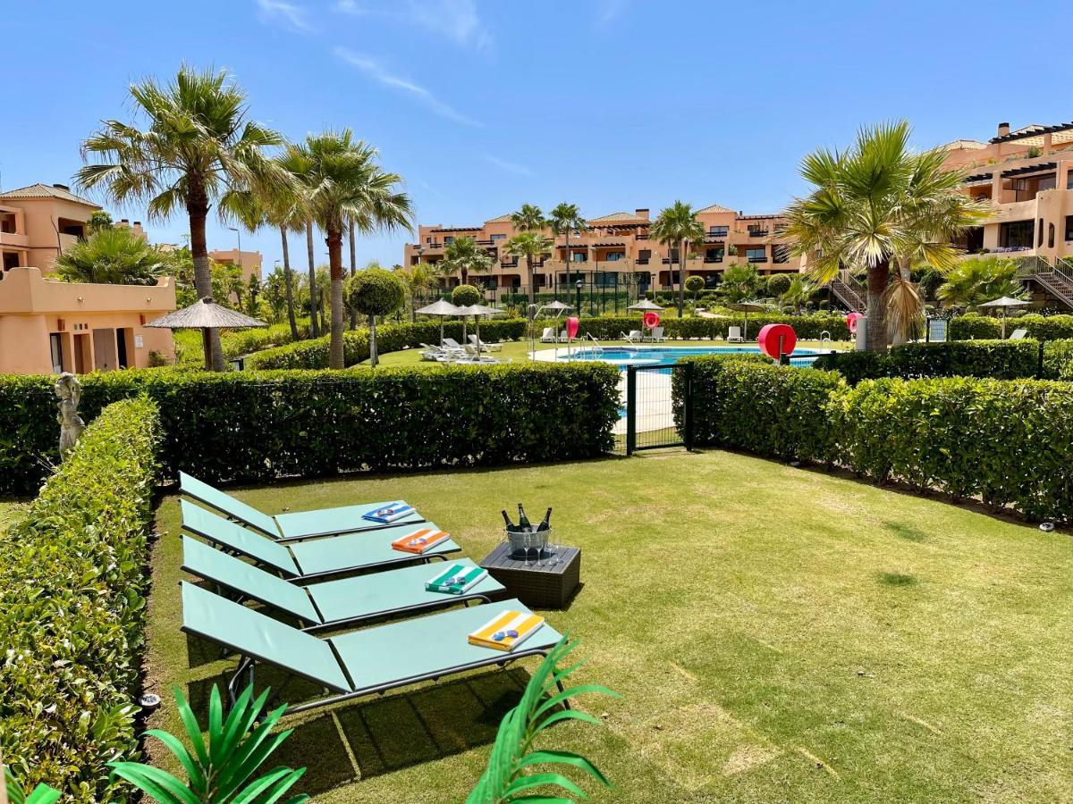 Casares Beach Golf Apartment With Private Garden Direct Pool Access Екстериор снимка